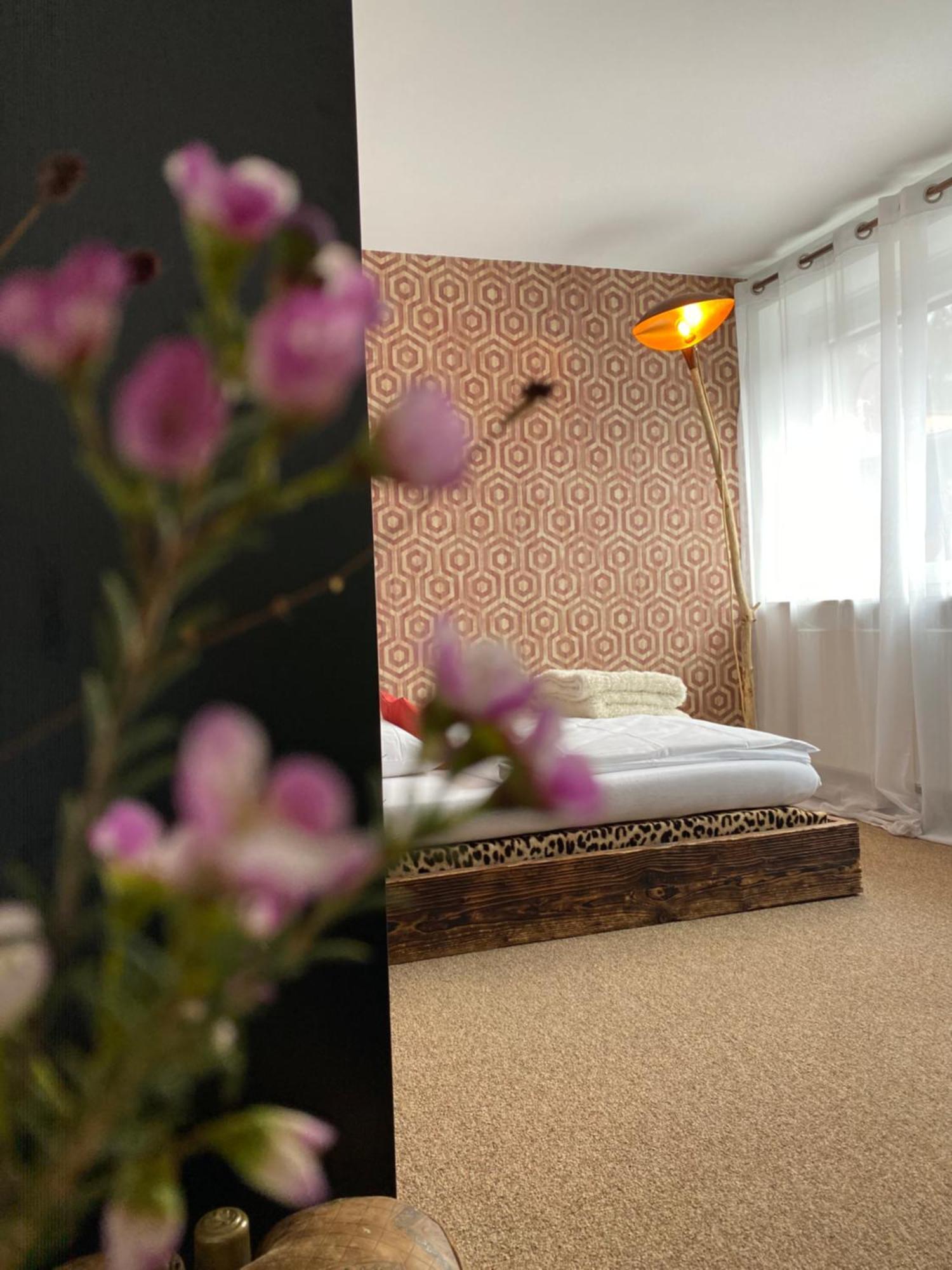 Privartzimmer 'Ausfahrt Freihalten' Husum  Extérieur photo