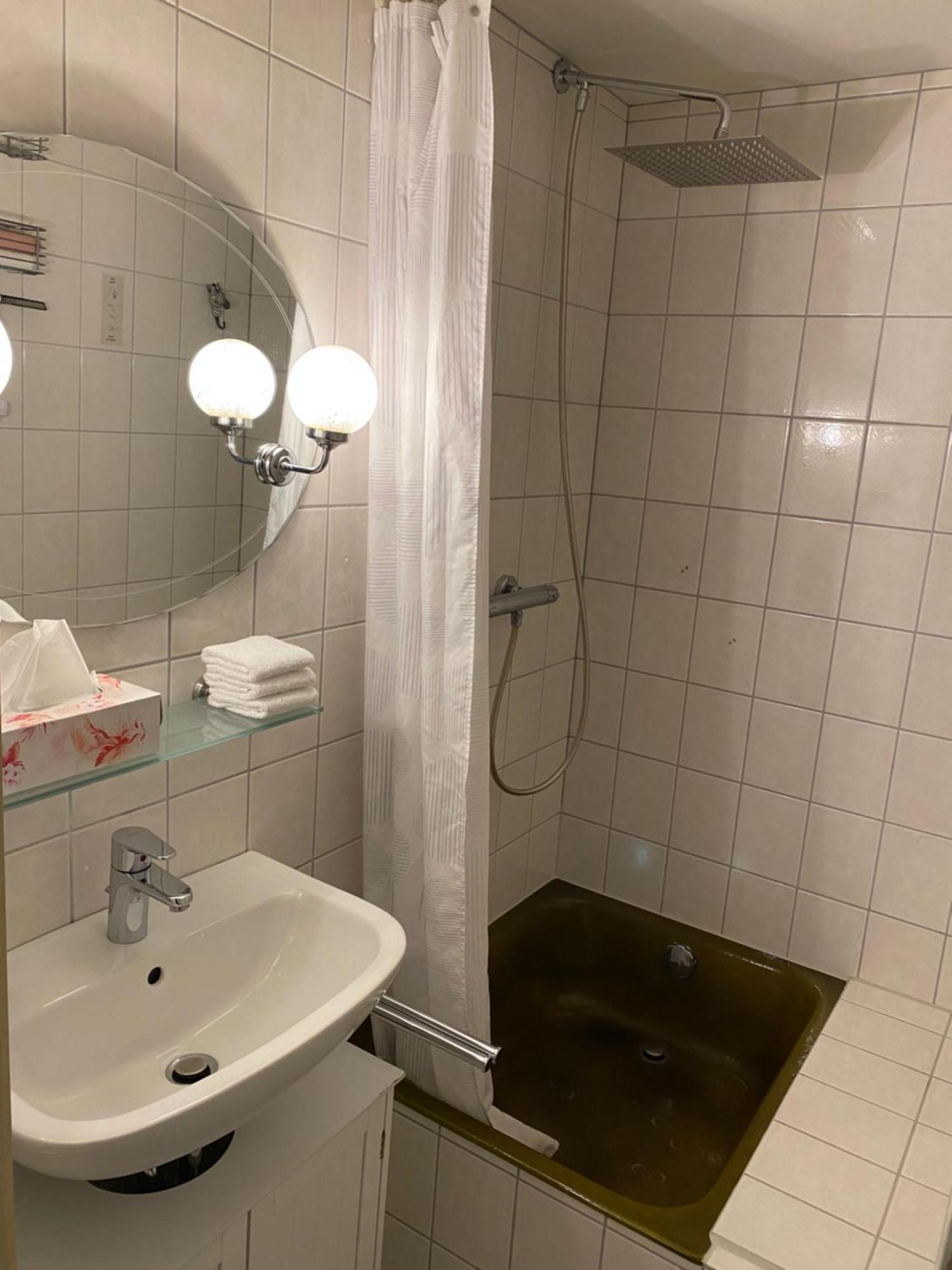 Privartzimmer 'Ausfahrt Freihalten' Husum  Extérieur photo