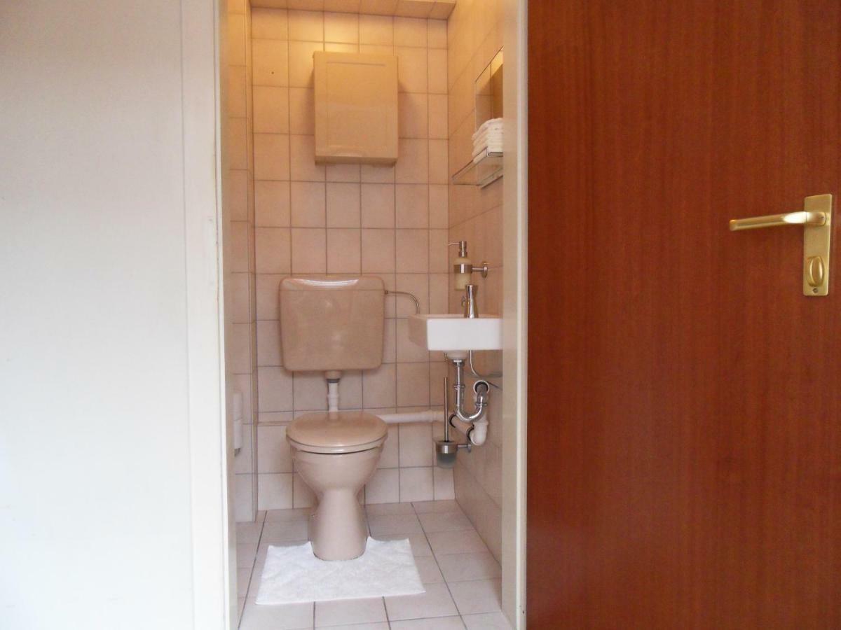 Privartzimmer 'Ausfahrt Freihalten' Husum  Extérieur photo